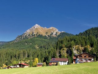 Vom Hotel aus bieten sich Ihnen wunderschöne Ausblick auf die umliegenden Berge
