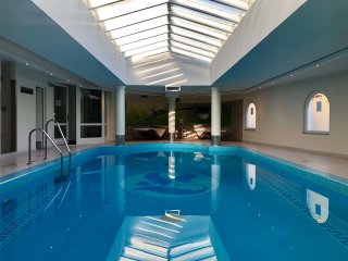Am Nachmittag können Sie ein erfrischendes Bad im Innenpool des Hotels nehmen