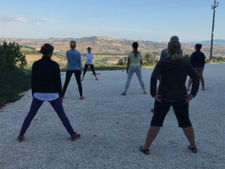 Beim Yoga am Morgen eine wundervolle Aussicht genießen