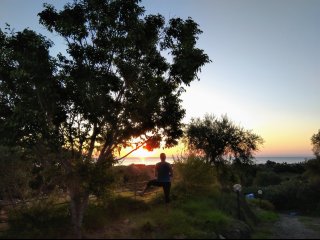 Die wunderbare Landschaft auf Sardinien beim Sonnenuntergang genießen