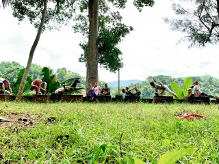 Yogaposen unter freiem Himmel üben