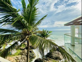 Alle Zimmer bieten einen grandiosen Blick auf das Meer