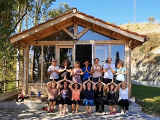 Begeisterte Yogaschüler im Yoga Urlaub in Spanien