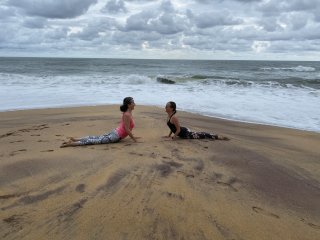 Paradiesische Umgebung für Yoga am Strand