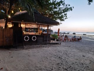 Genießen Sie den Sonnenuntergang bei einem Cocktail in dieser Strandbar