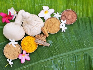 Eine Vielzahl an ayurvedischen Gewürzen