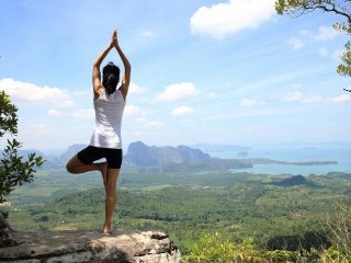 Entspanntes Yoga und aktive Wanderungen verbinden
