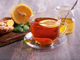 Erfischender Tee mit Zitrone, Minze und Ingwer