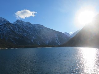 Ein unbeschreiblicher Blick auf den See umgeben von Bergen 