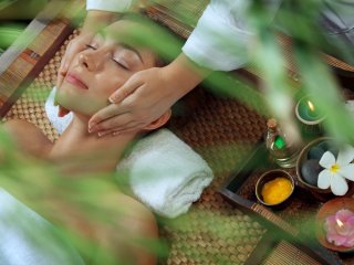 Entspannen Sie bei einer Ayurveda-Massage 