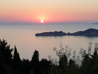 Genießen Sie die traumhaften Sonnenuntergänge in der Bucht von Korfu
