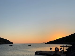 Erleben Sie den Sonnenuntergang am Wasser im Daios Cove