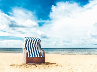 Genießen Sie die wohltuende Brise am langen Sandstrand von Baabe!
