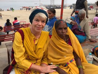 Minka mit einer Blumenkerzenfrau in Varanasi.