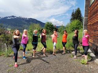 Die Gruppe in der Yoga-Haltung Krieger II.