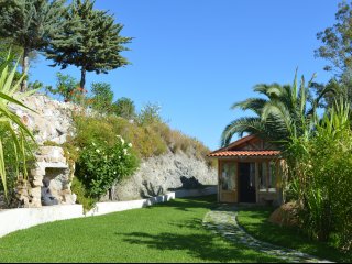 Der Ein- und Ausgang der Yogahalle im Castillo San Rafael wird gesäumt von einer Buddha Statue