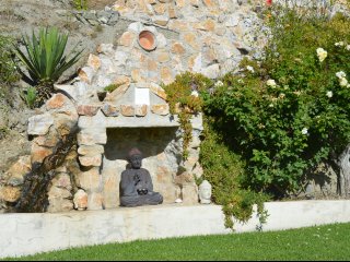 Auch Buddha kann sich gut entspannen im Garten!