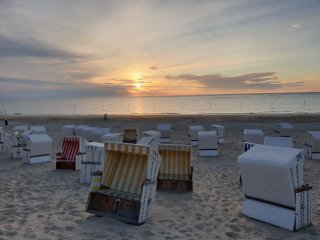 Die Strandkörbe im warmen Licht des Sonnenuntergangs.