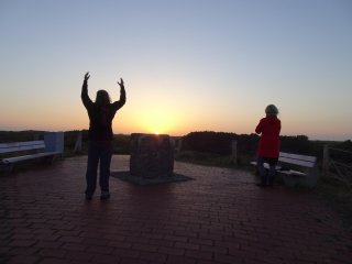 Den Tag mit energetisierenden Yogaübungen begrüßen.