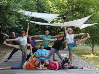 Die Yoga-Gruppe posiert dynamisch auf der Yoga-Plattform