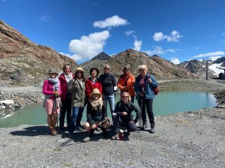 Die Reisegruppe hat sichtlich Spaß bei ihrer Wanderung