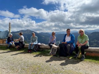 Eine kurze Wander-Pause mit Ausblick über die Berge