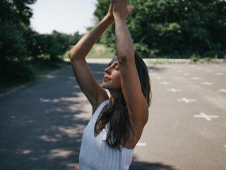 Yogalehrerin Michaela Aue in einer Yoga-Pose