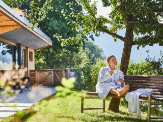 Im Außenbereich des Vital-SPA die frische Bergluft einatmen