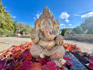 Der Ganesha thront im Garten der Finca Son Mola Vell