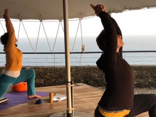 Die Yogis in der Pose Anjaneyasana