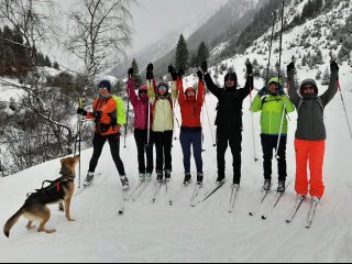 Yogis bereit zum gleiten auf der Piste