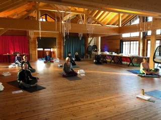 Yoga im sonnendurchfluteten Blockhaus am See