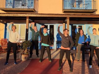 Yogis winken fröhlich in in die Kamera 