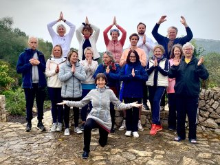 Yogagruppe bei einer Wanderung auf Mallorca