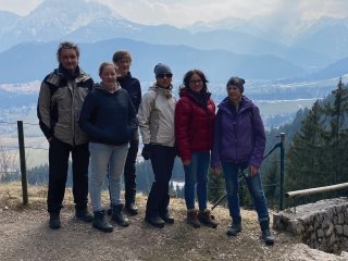 Kursteilnehmende bei einer Wanderung im den Tiroler Alpen