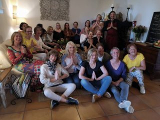 Katharina Malu Peters und Ihre Gruppe von TeilnehmerInnen in der Yoga Finca