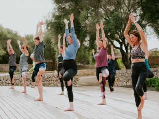 Eine Yogagruppe genießt die Yogaplattform der Yoga Finca Son Mola Vell.