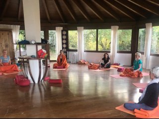 Yoga in der wunderschönen Shala des Hotel Galanias