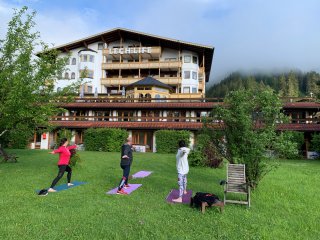 Yogastunde im Freien bei angenehmen Temperaturen