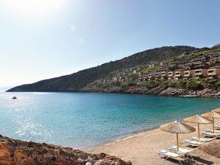 Kristallklares Wasser in der Bucht des Daios Cove