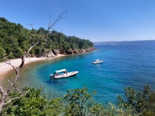 Blick auf das tiefblaue Meer