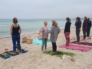 Yoga Übungen am Strand