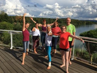 Strahlende Gesichter der Gruppe beim Yoga
