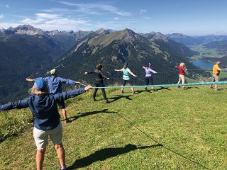 Atmen Sie tief durch beim Yoga auf den Bergen