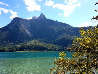Genießen Sie ausgiebige Wanderung über die grüne Grenze zum Alpsee