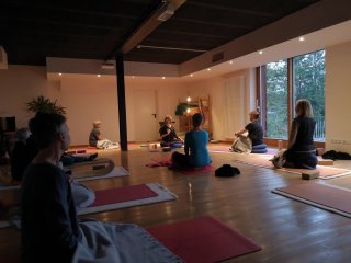 Eine Reise durch die Chakren im Yoga-Raum des Bio-Berghotels Ifenblick