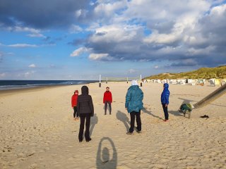 Atmen Sie tief durch bei der Meditation am Strand