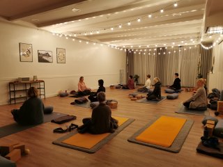 Gemeinsam in gemütlicher Runde Yoga üben 