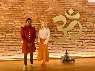 Dr. Vignesh Devraj und Katharina Hegemann bei Ayurveda Abend Berlin