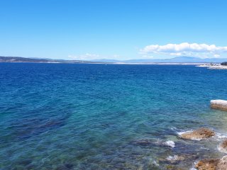 Genießen Sie den Blick auf das blaue Meer